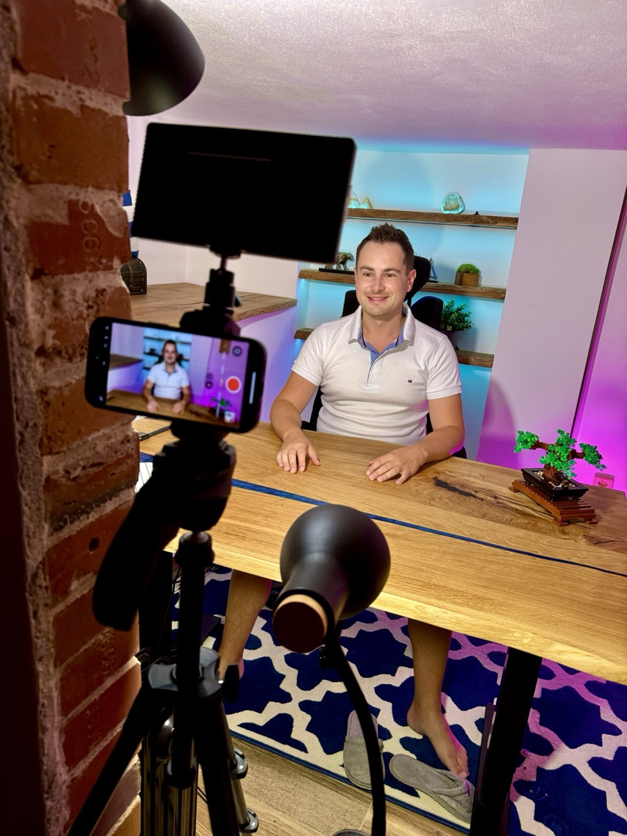 Daniel natáčí mobilem ve studiu